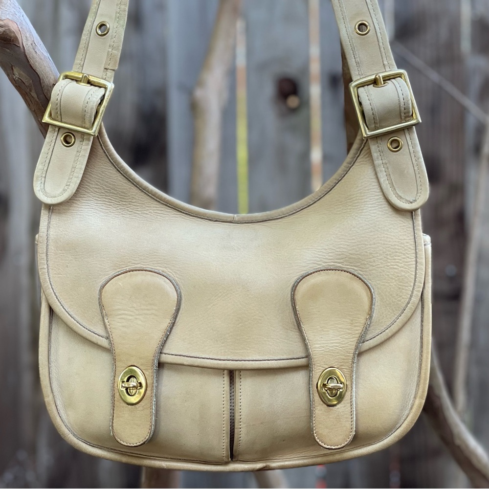 SOLD on another platform 
Vintage Coach Bone Colored Pony Express Pouch #9500